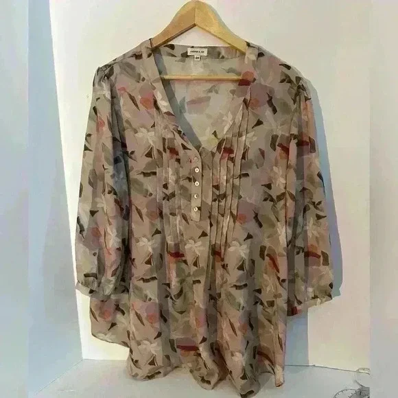 Harper and Joy Henley Style Blouse in floral Pattern—plus size 2X - Picture 1 of 8